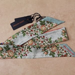 Louis Vuitton Accessories - Louis Vuitton Silk Bandeau Scarf NWT (DM207) Louis Vuitton Accessories - Louis Vuitton Silk Bandeau Scarf NWT (DM207)